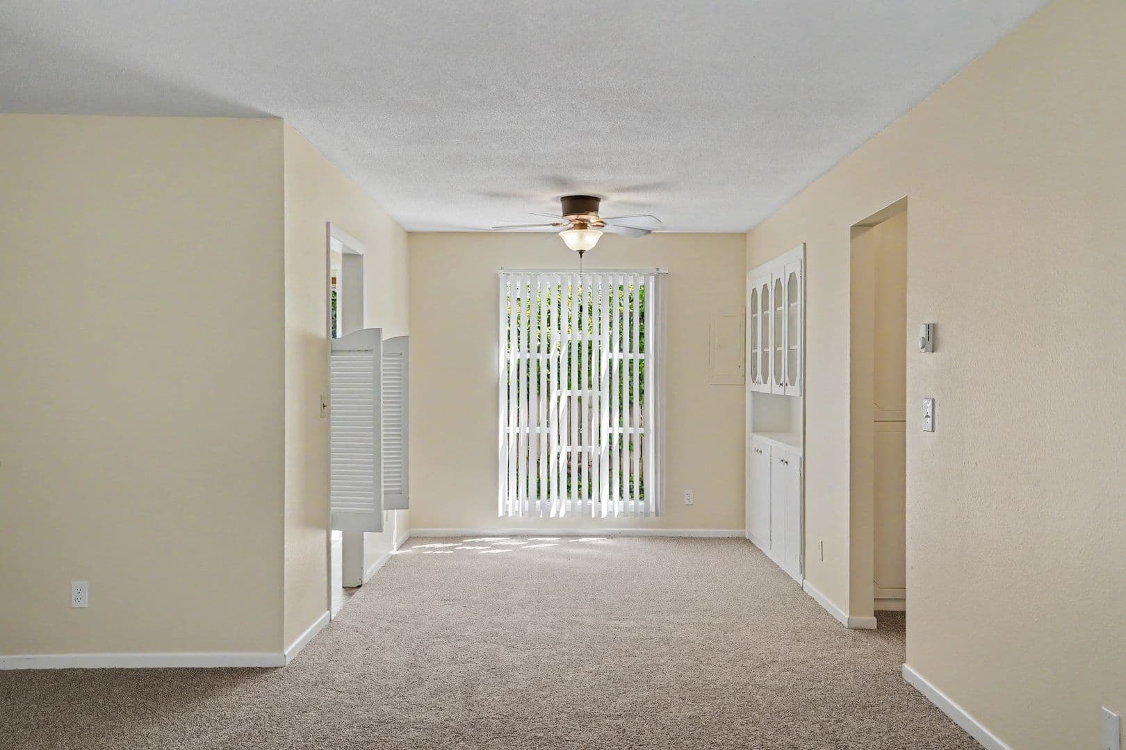 Salem Apartment: 260 Wilson St S