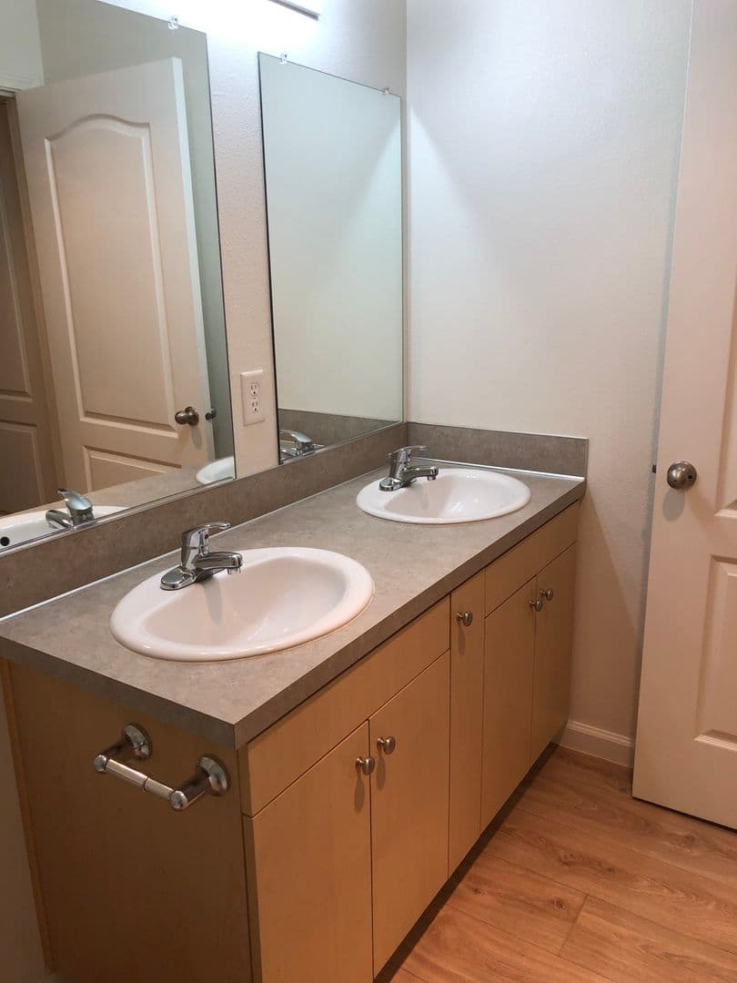 Sutherlin Apartment: 233 NW Sherman St