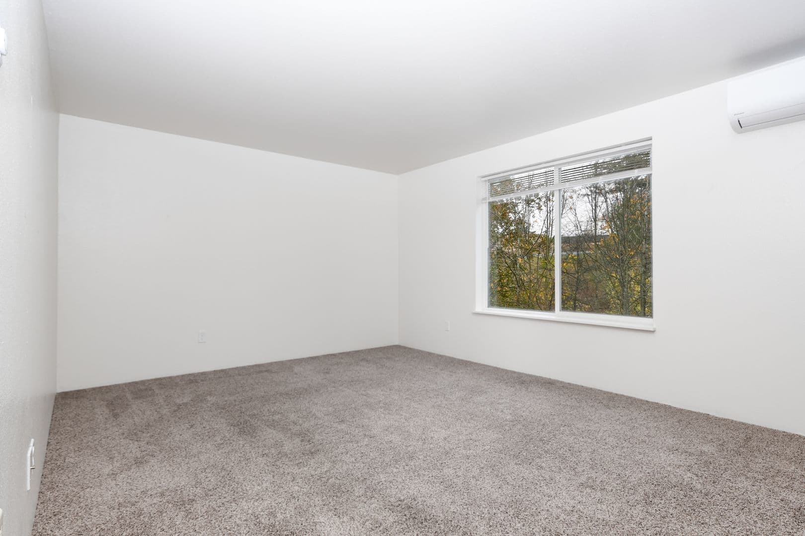 Troutdale Apartment: 26719 SE Stark St