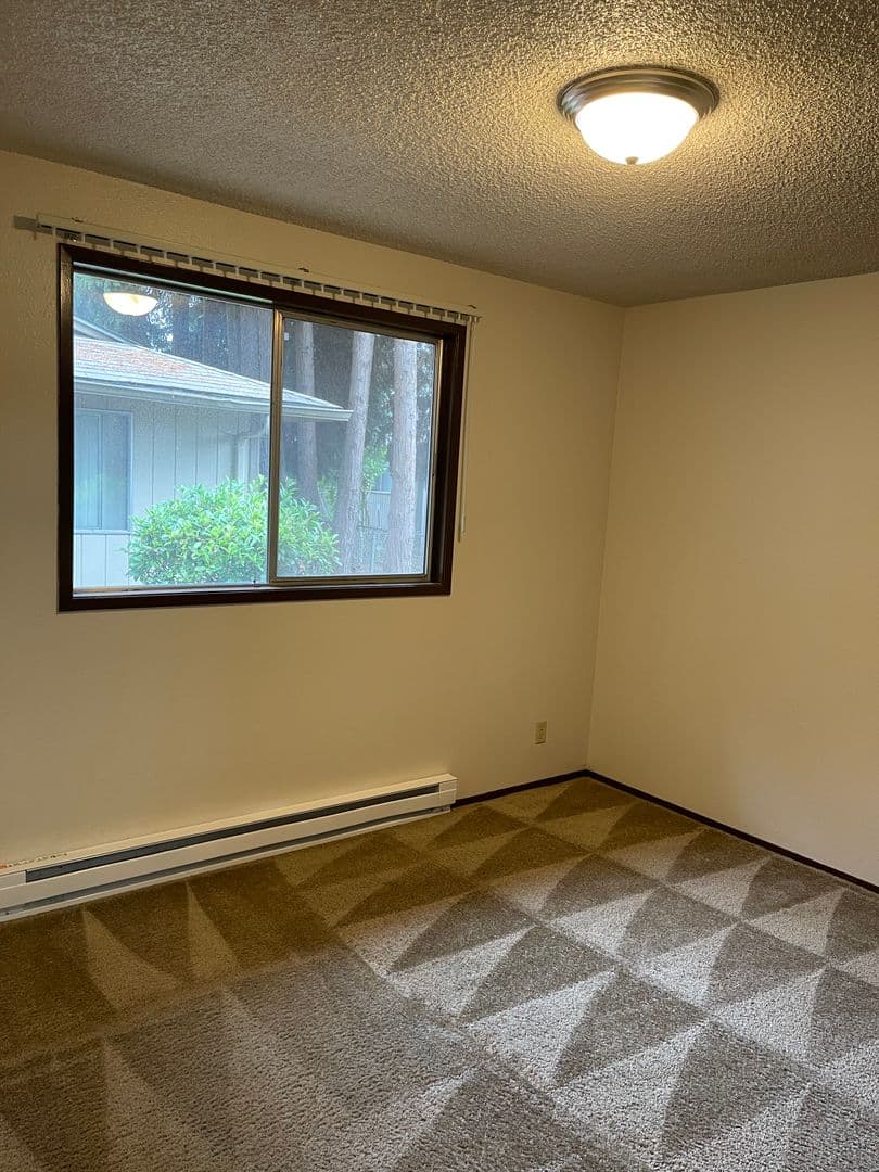 Keizer Apartment: 687 Bever Drive NE