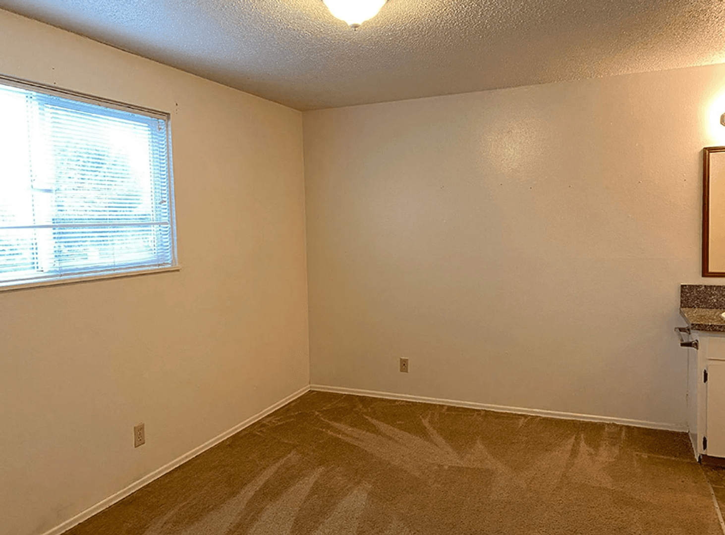 Monmouth Apartment: 775 N Knox Street