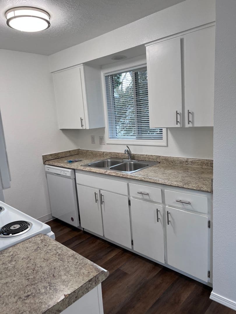 Salem Apartment: 3459 Hawthorne Ave NE