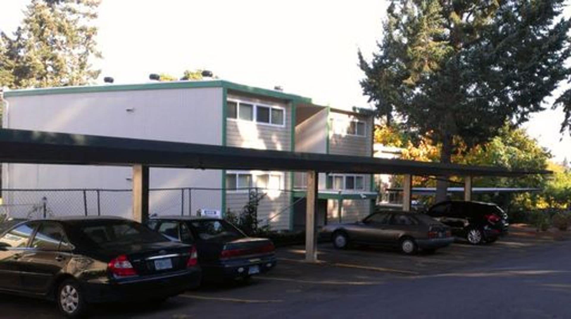 Salem Apartment: 355 Harney Street S