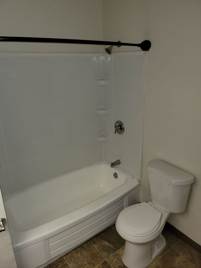 Salem Apartment: 355 Harney Street S