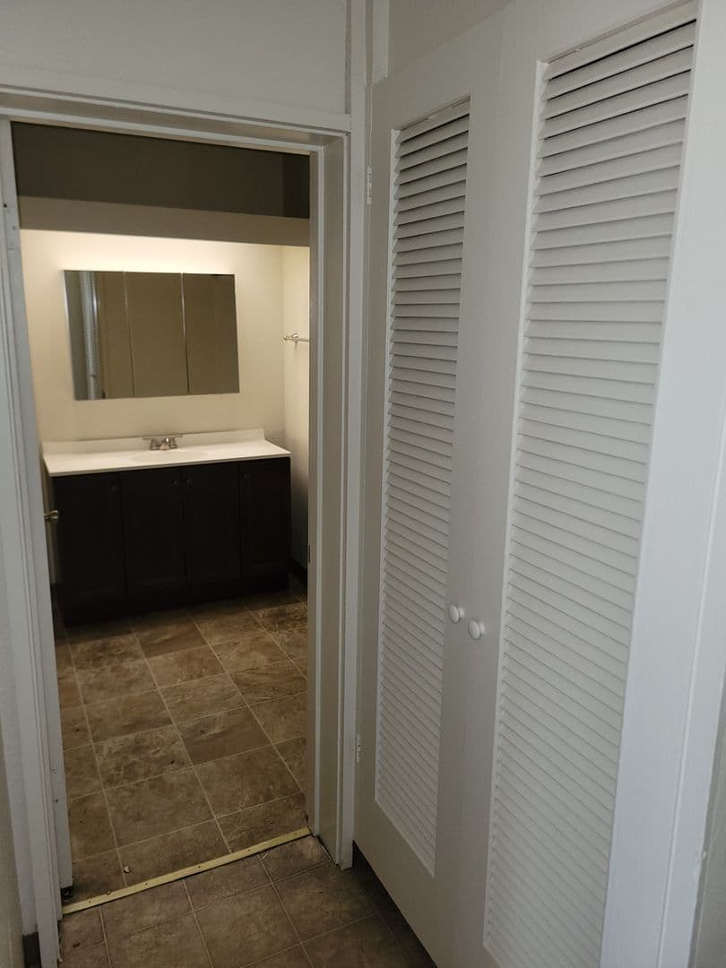 Salem Apartment: 355 Harney Street S