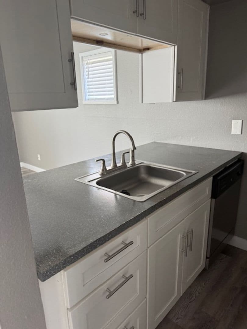 Salem Apartment: 2500 Lancaster Drive NE