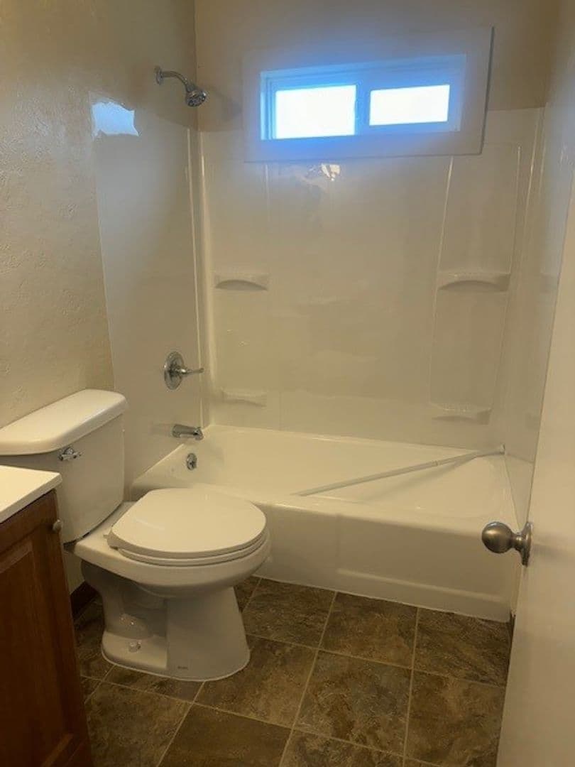 Salem Apartment: 1061 Edgewater St NW