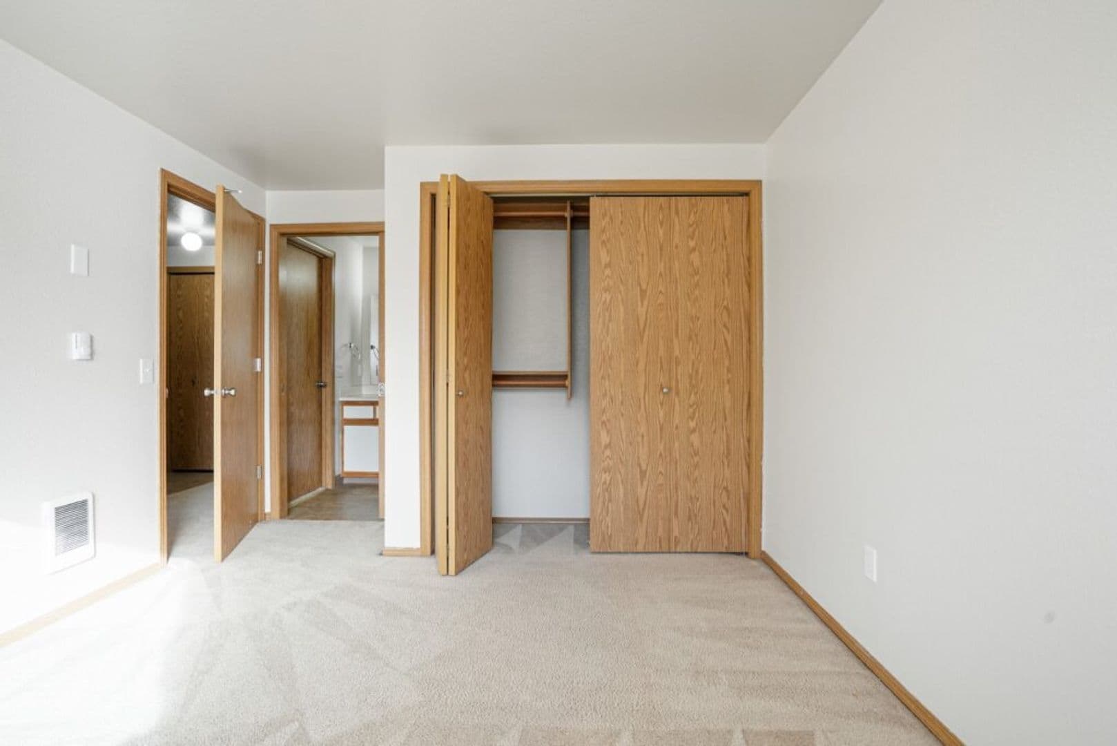 Salem Apartment: 2108 Red Oak Dr S