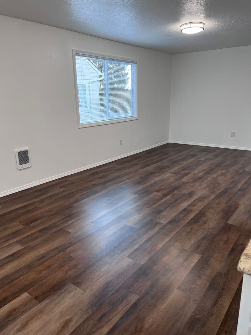 Salem Apartment: 3459 Hawthorne Ave NE