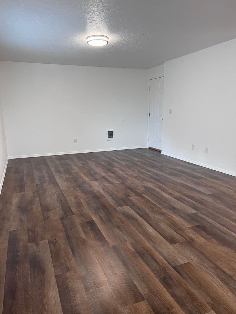 Salem Apartment: 3459 Hawthorne Ave NE