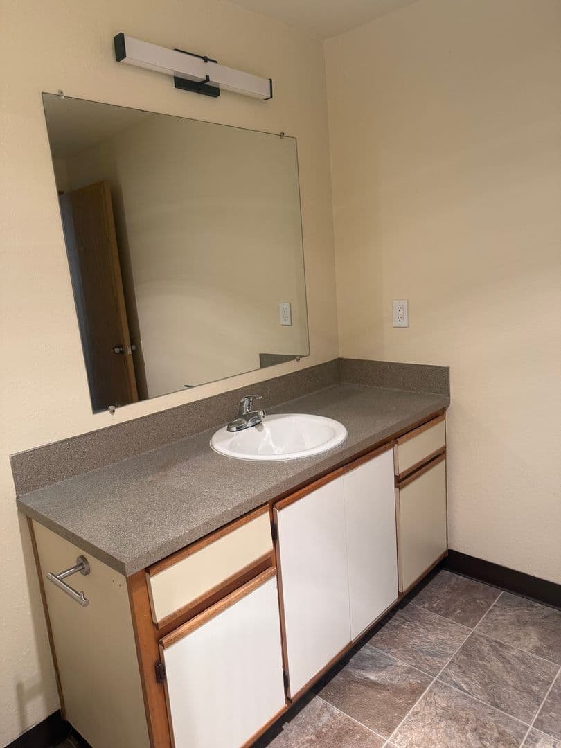 Salem Apartment: 4209 Satter Place NE