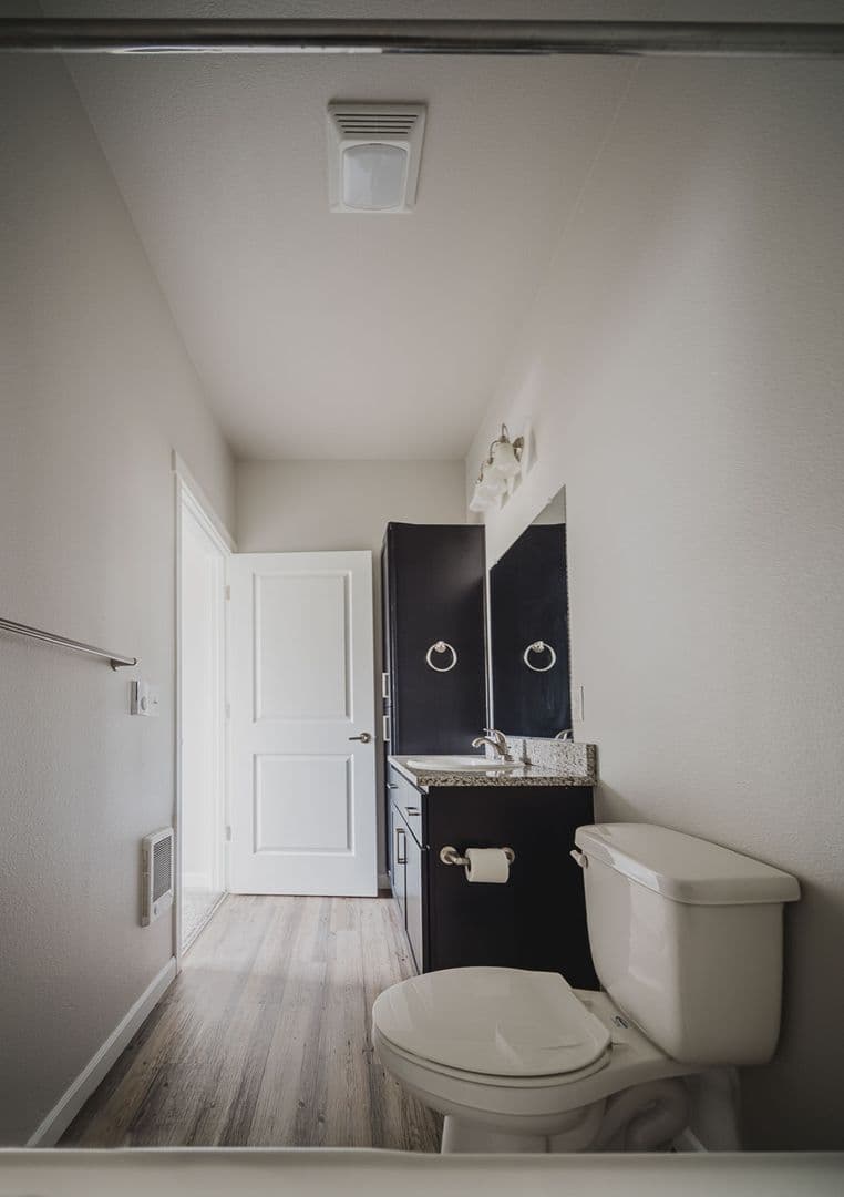 Salem Apartment: 3240 Harold Drive NE