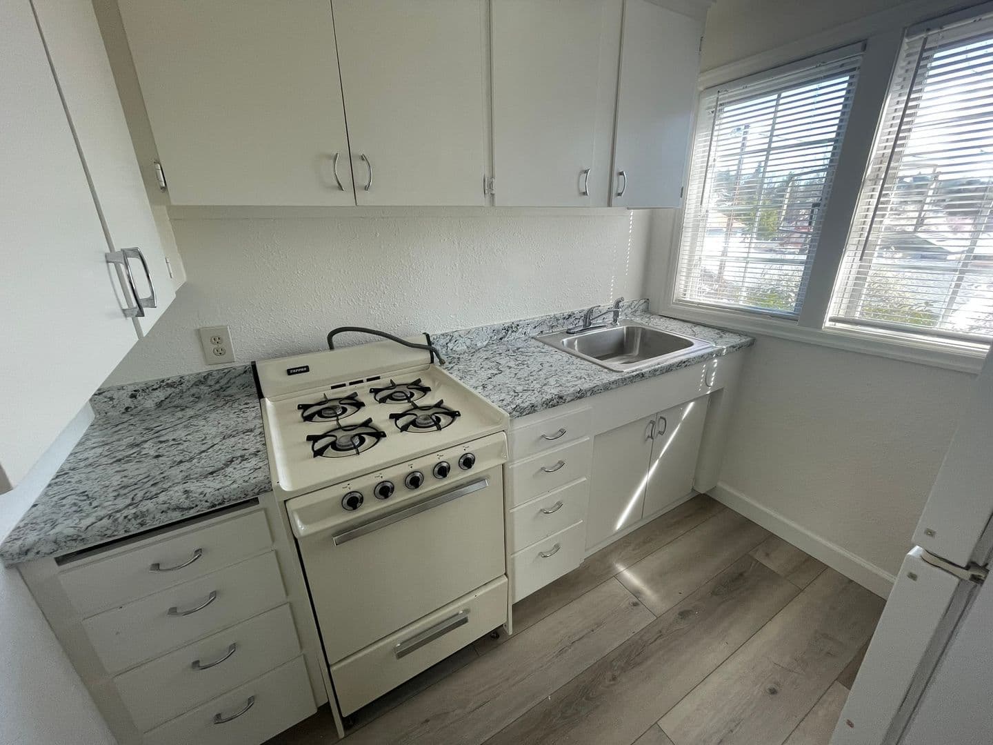 Roseburg Apartment: 1104 NE Freemont Ave
