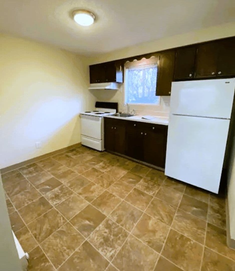 Salem Apartment: 158 Friendship Ave SE