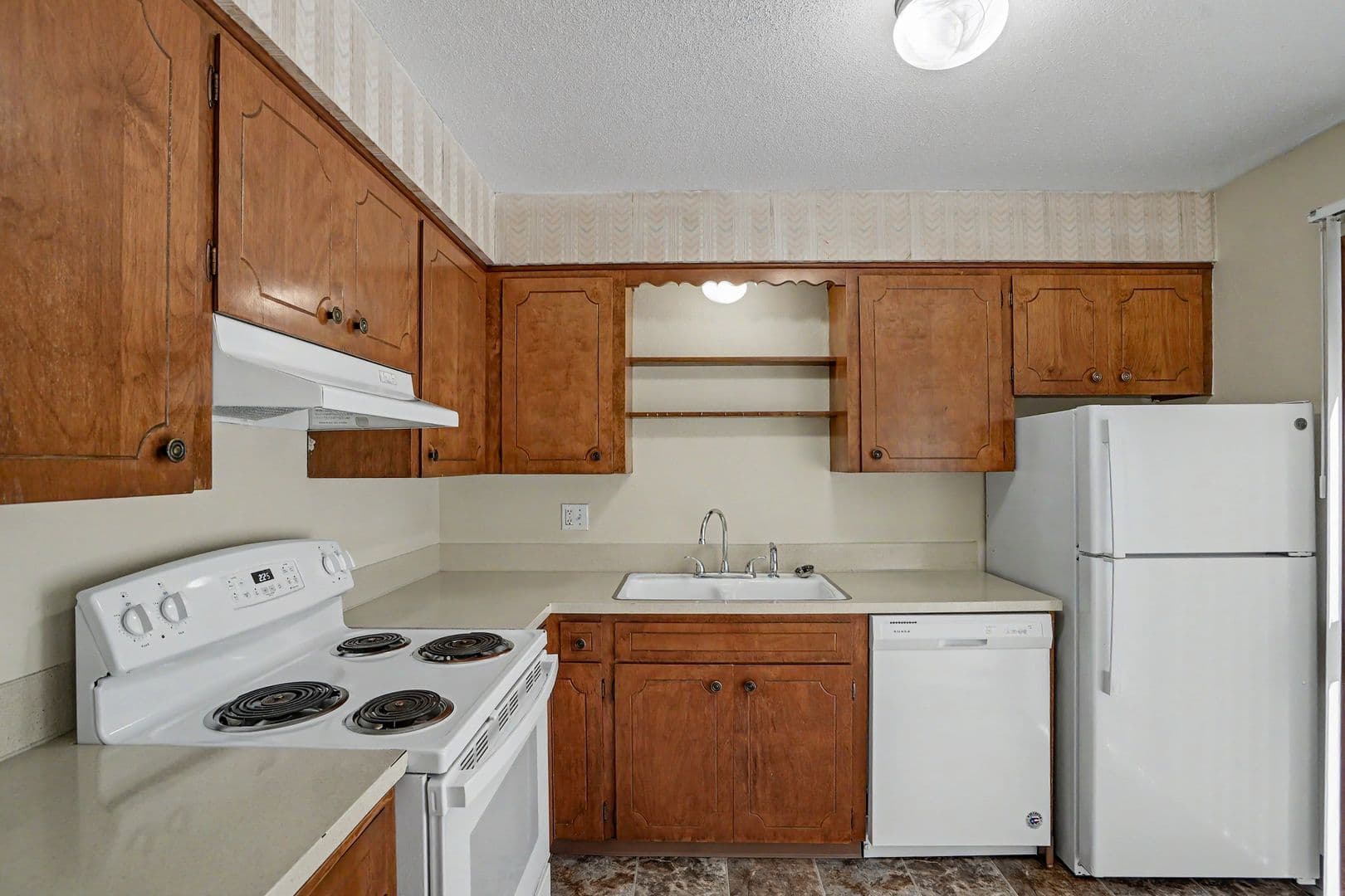 Salem Apartment: 260 Wilson St S