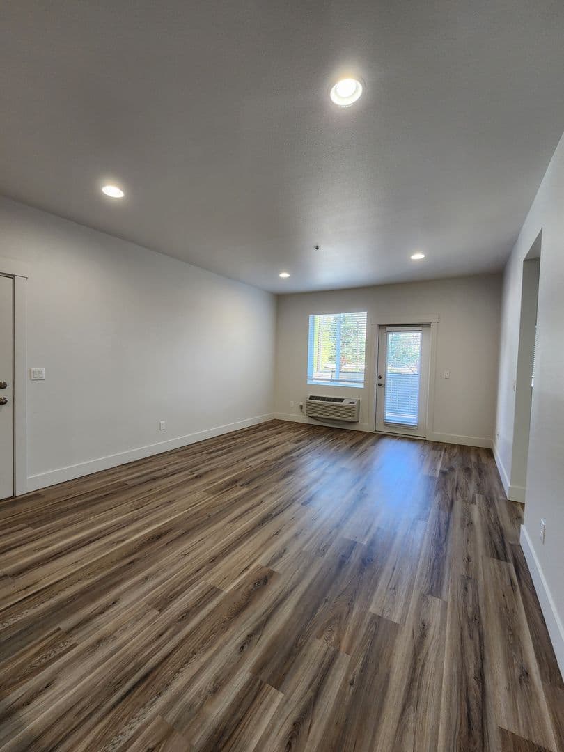 Keizer Apartment: 1065 Clearview Ave NE