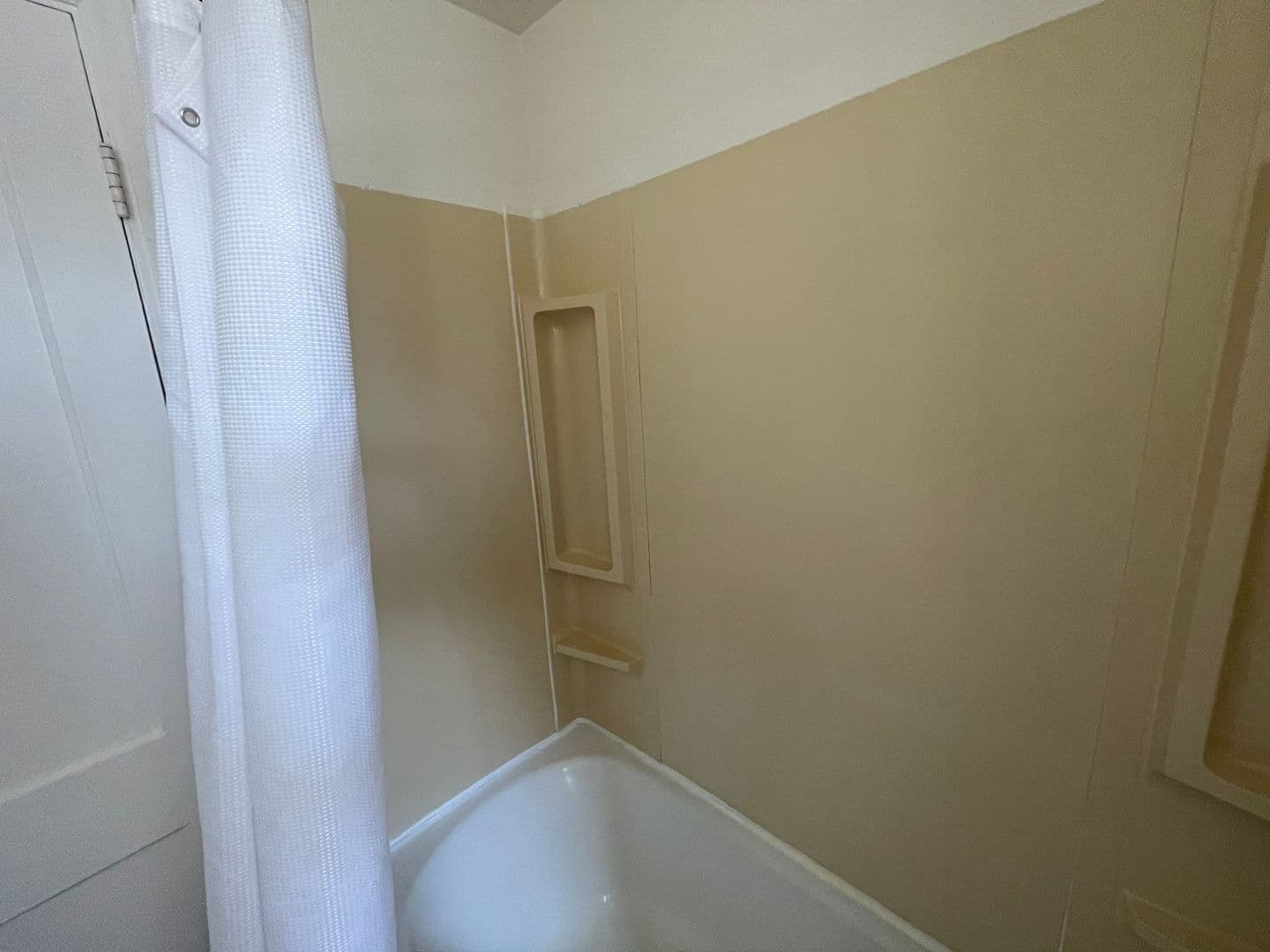 Roseburg Apartment: 1104 NE Freemont Ave