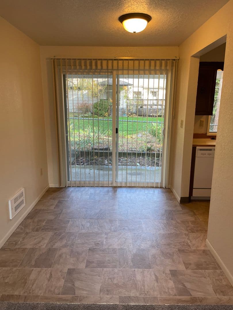 Salem Apartment: 396 Waldo Avenue SE