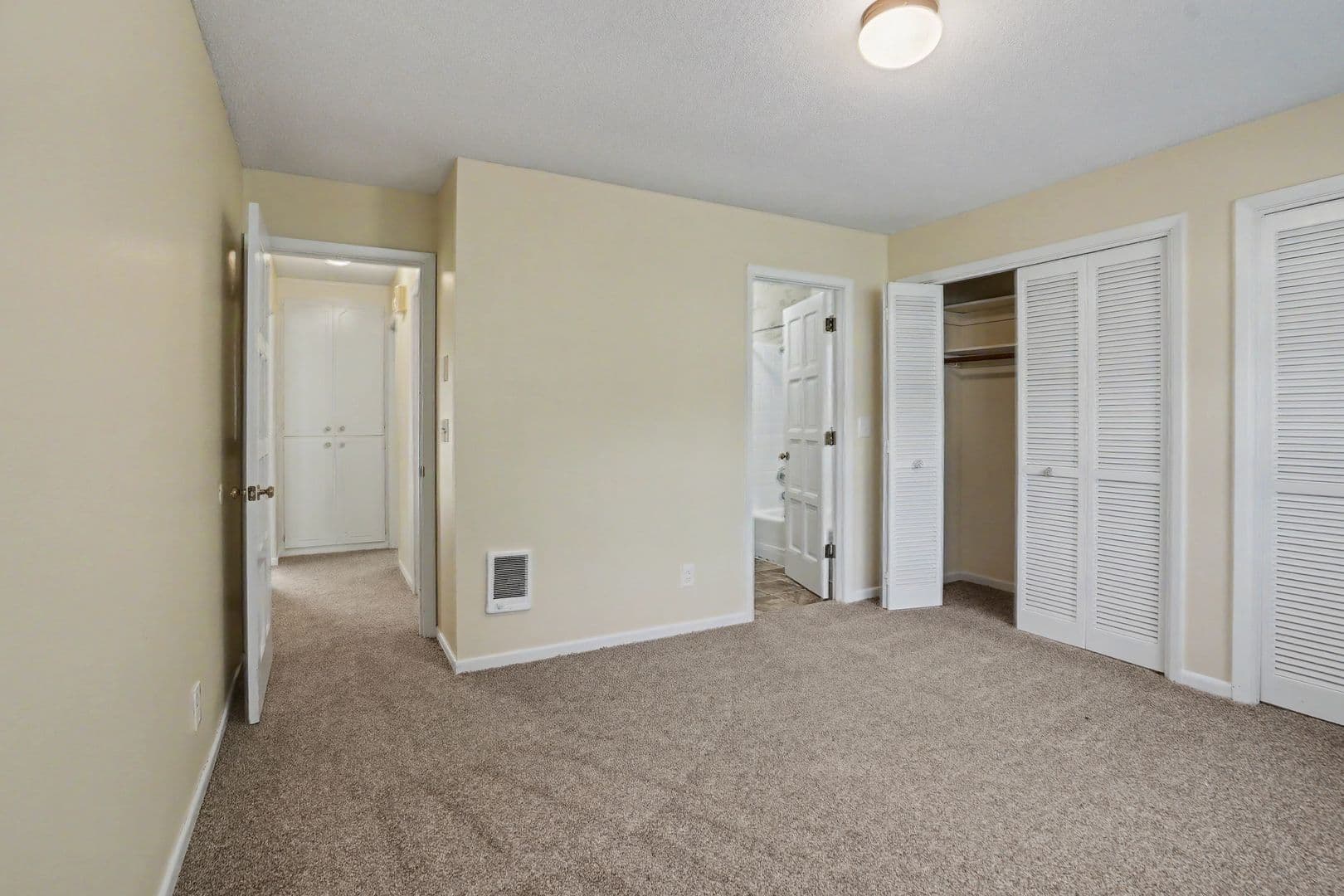 Salem Apartment: 260 Wilson St S