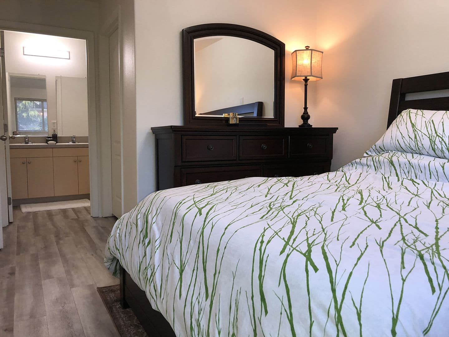 Sutherlin Apartment: 233 NW Sherman St