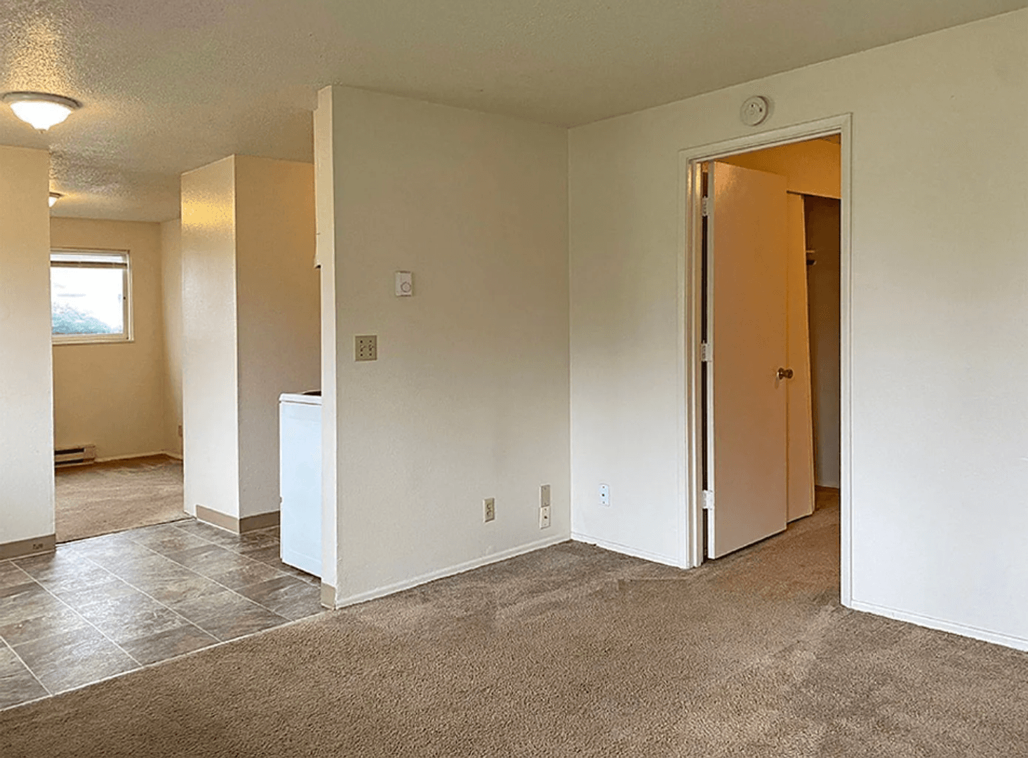Monmouth Apartment: 775 N Knox Street