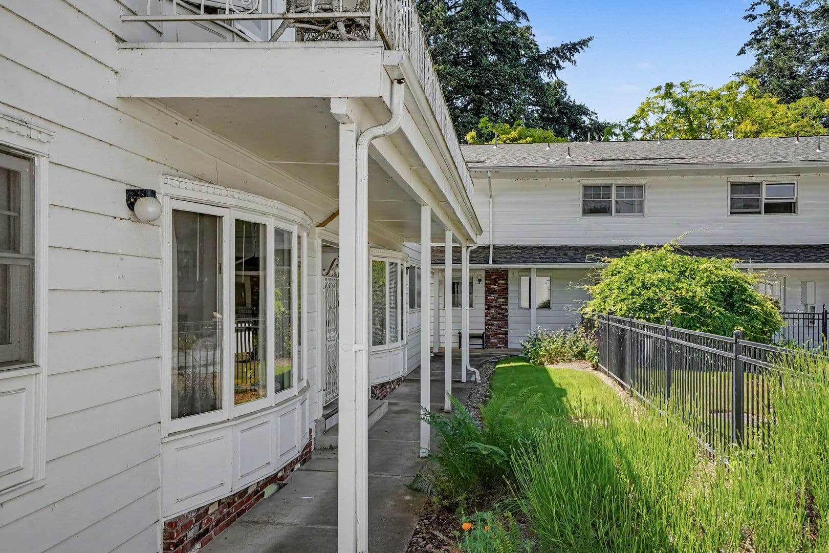 Salem Apartment: 260 Wilson St S