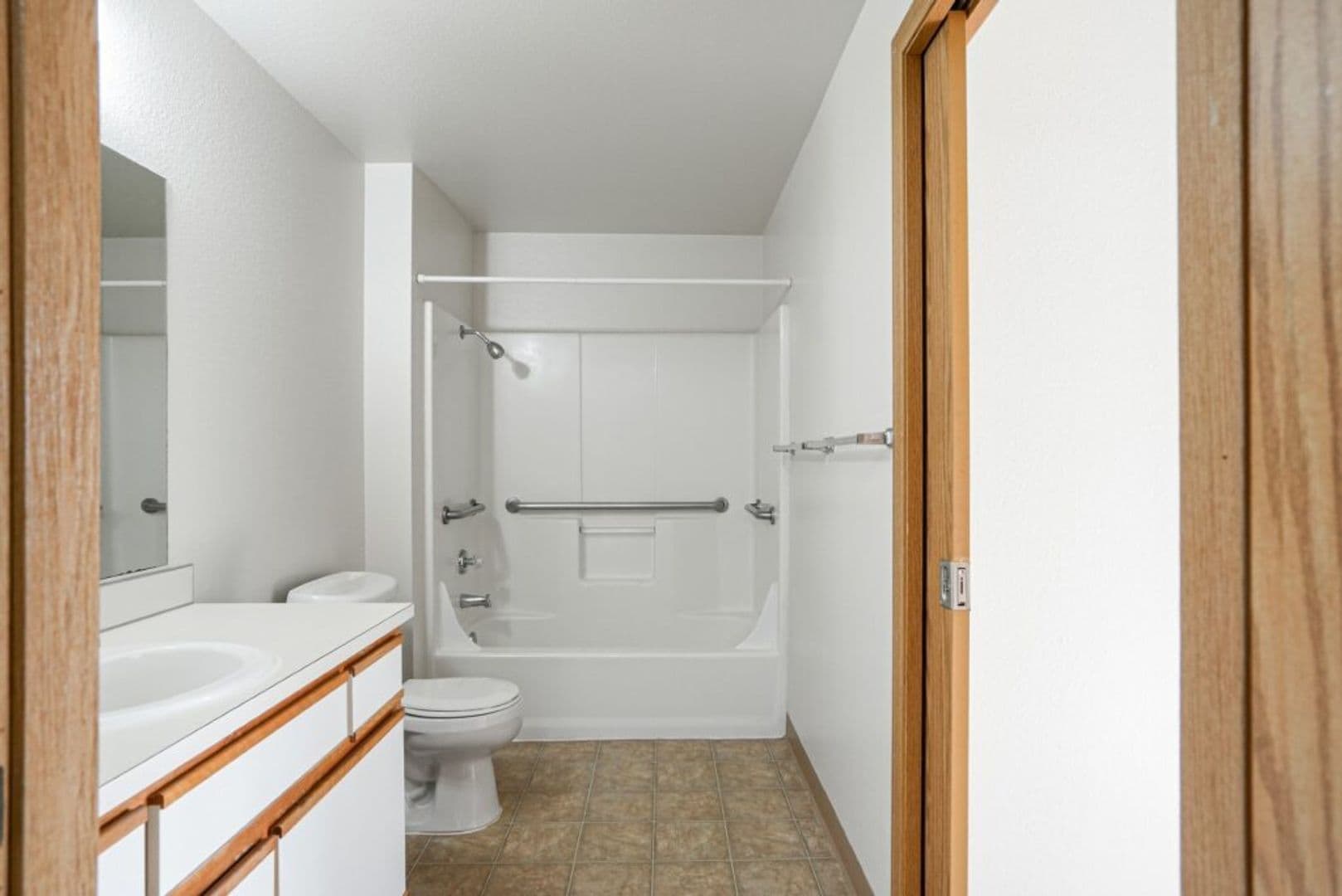 Salem Apartment: 2108 Red Oak Dr S