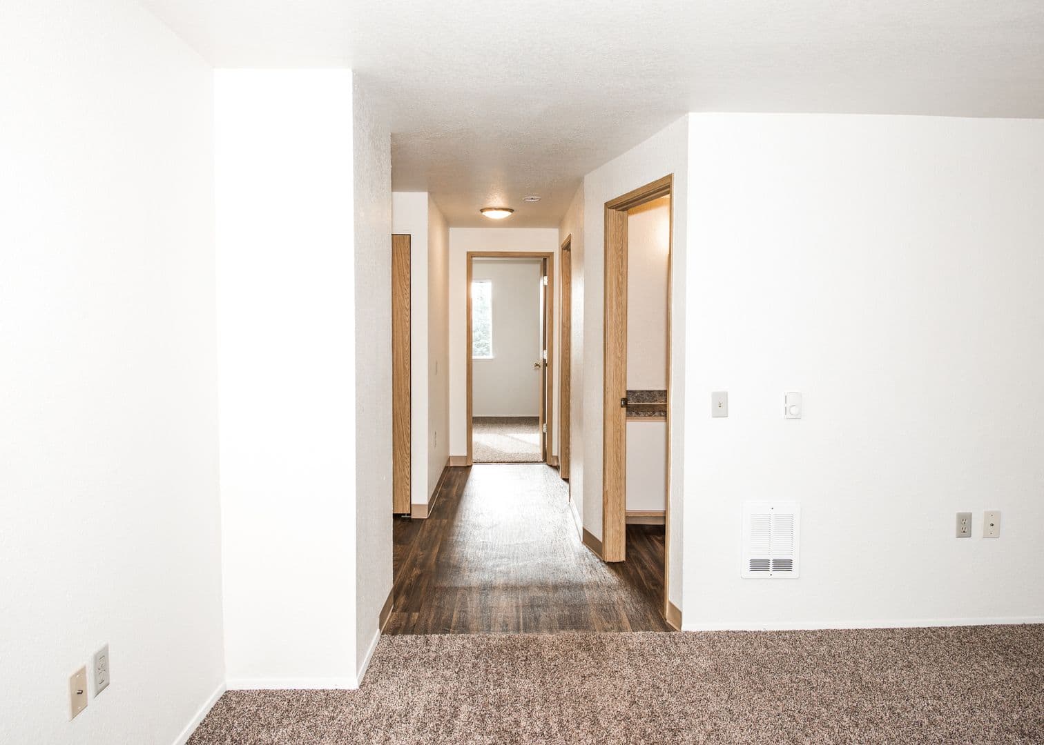Sheridan Apartment: 937 SE Sheridan Road