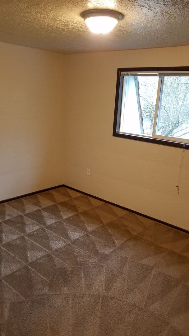 Salem Apartment: 1143 6th Street NW