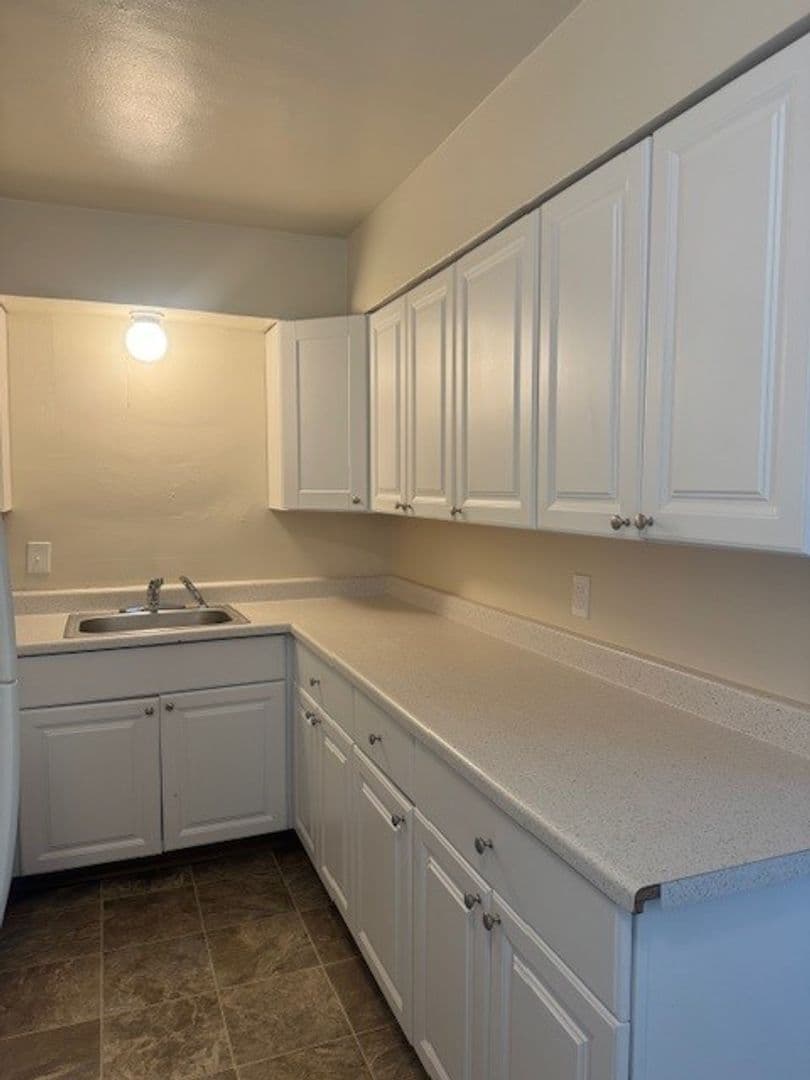 Salem Apartment: 1061 Edgewater St NW