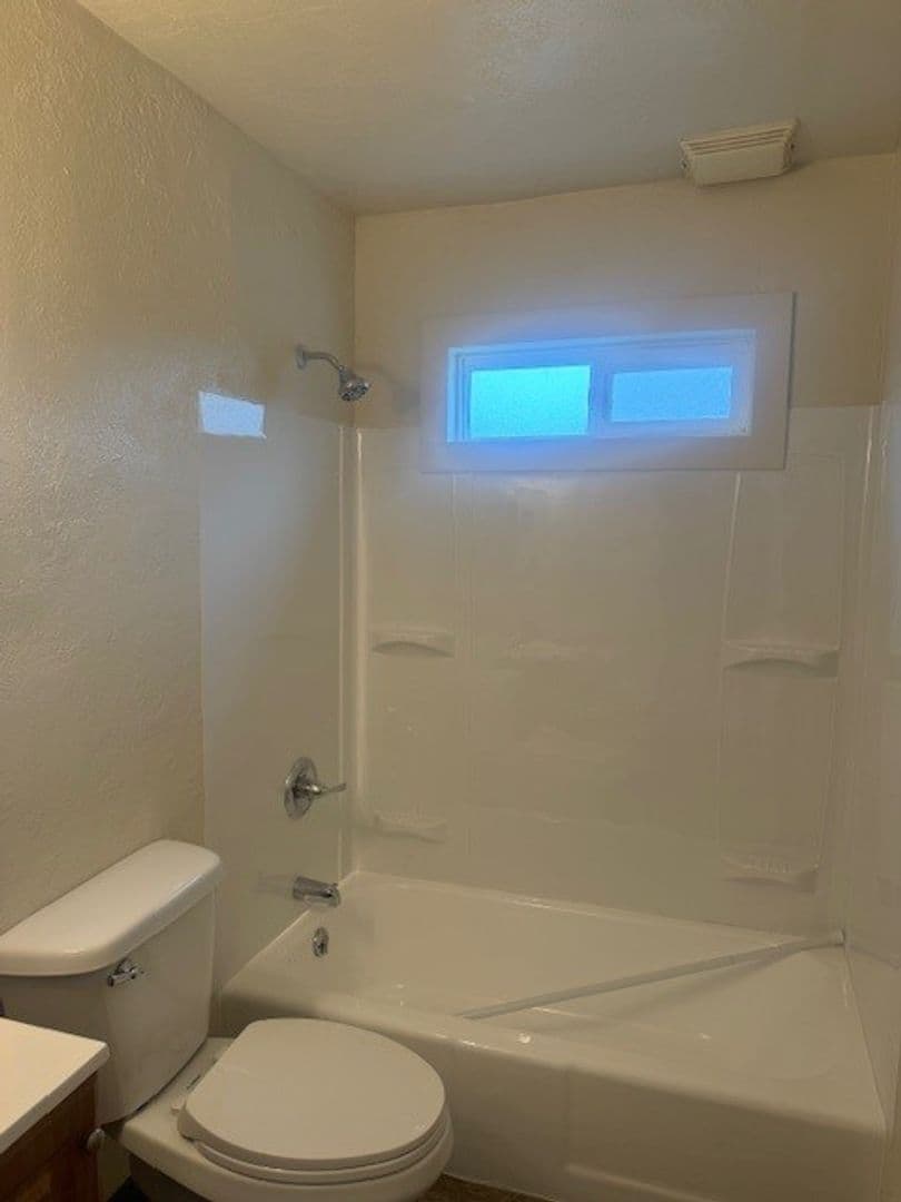 Salem Apartment: 1061 Edgewater St NW