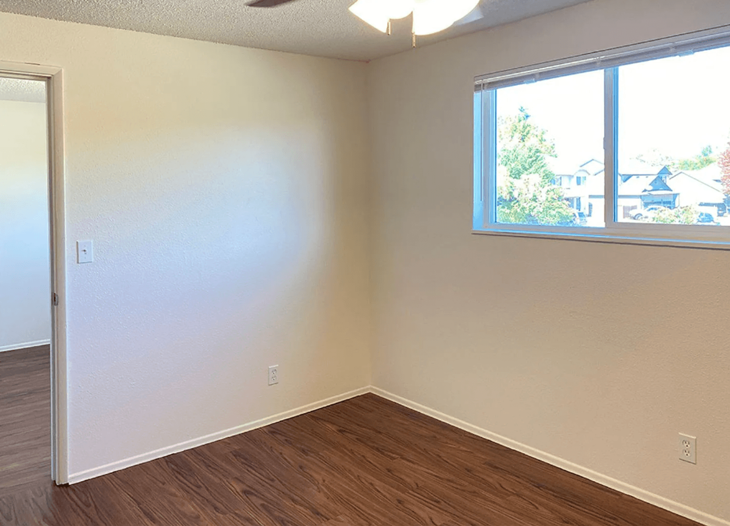 Monmouth Apartment: 775 N Knox Street