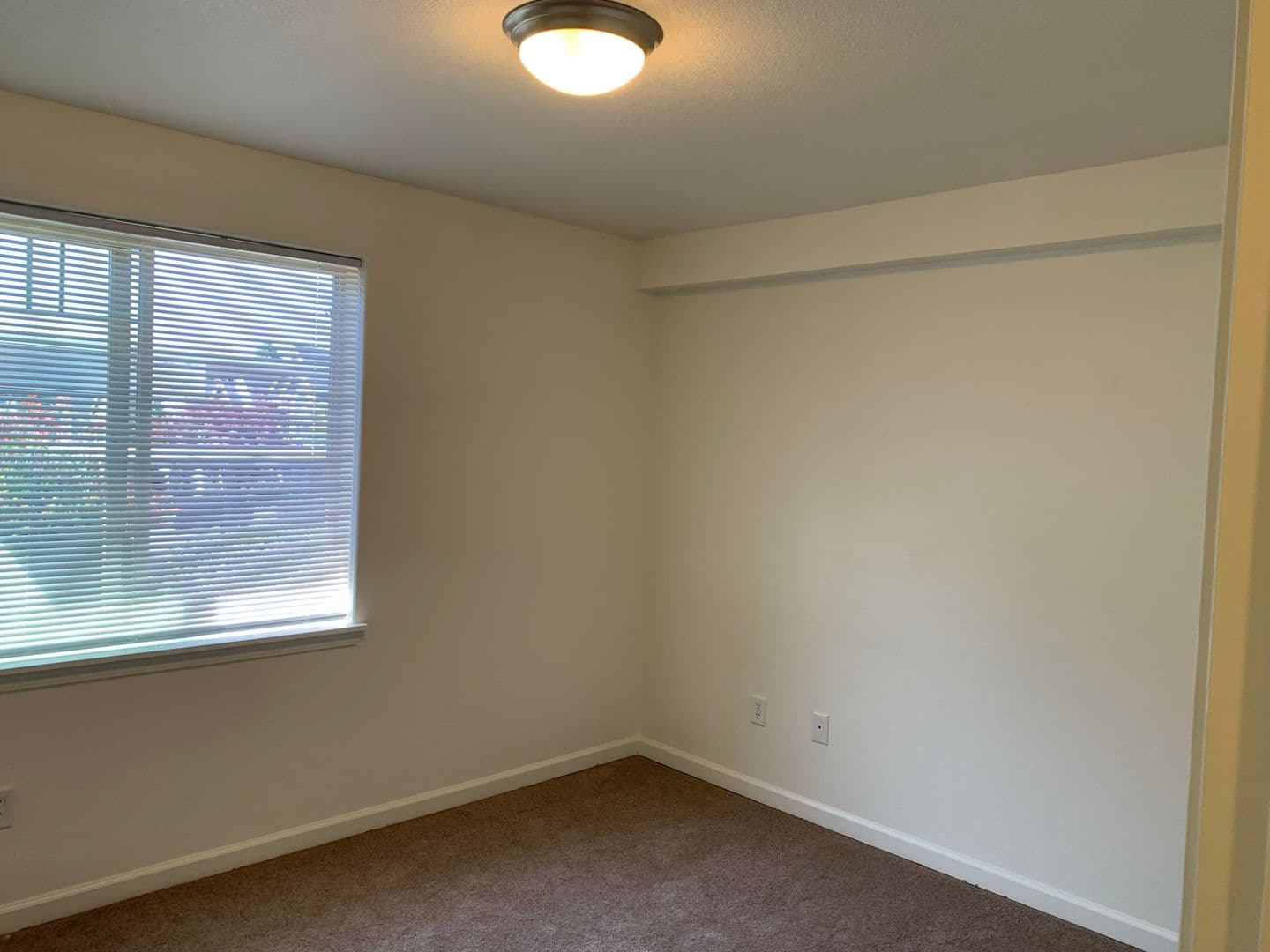 Sutherlin Apartment: 233 NW Sherman St