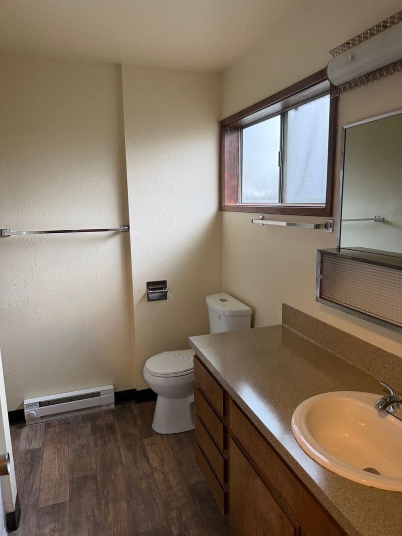 Salem Apartment: 530 13th Street NE
