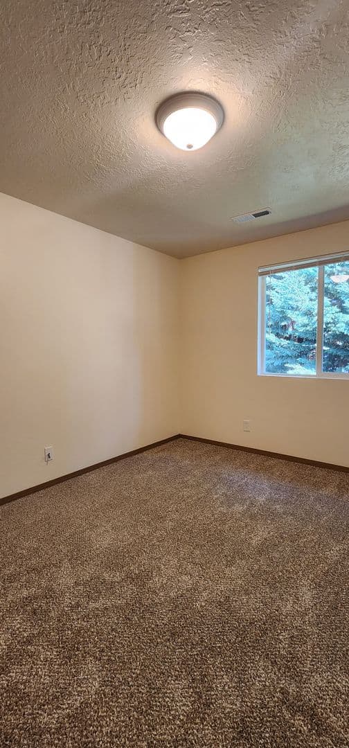 Keizer Apartment: 4022 Holly Ct NE