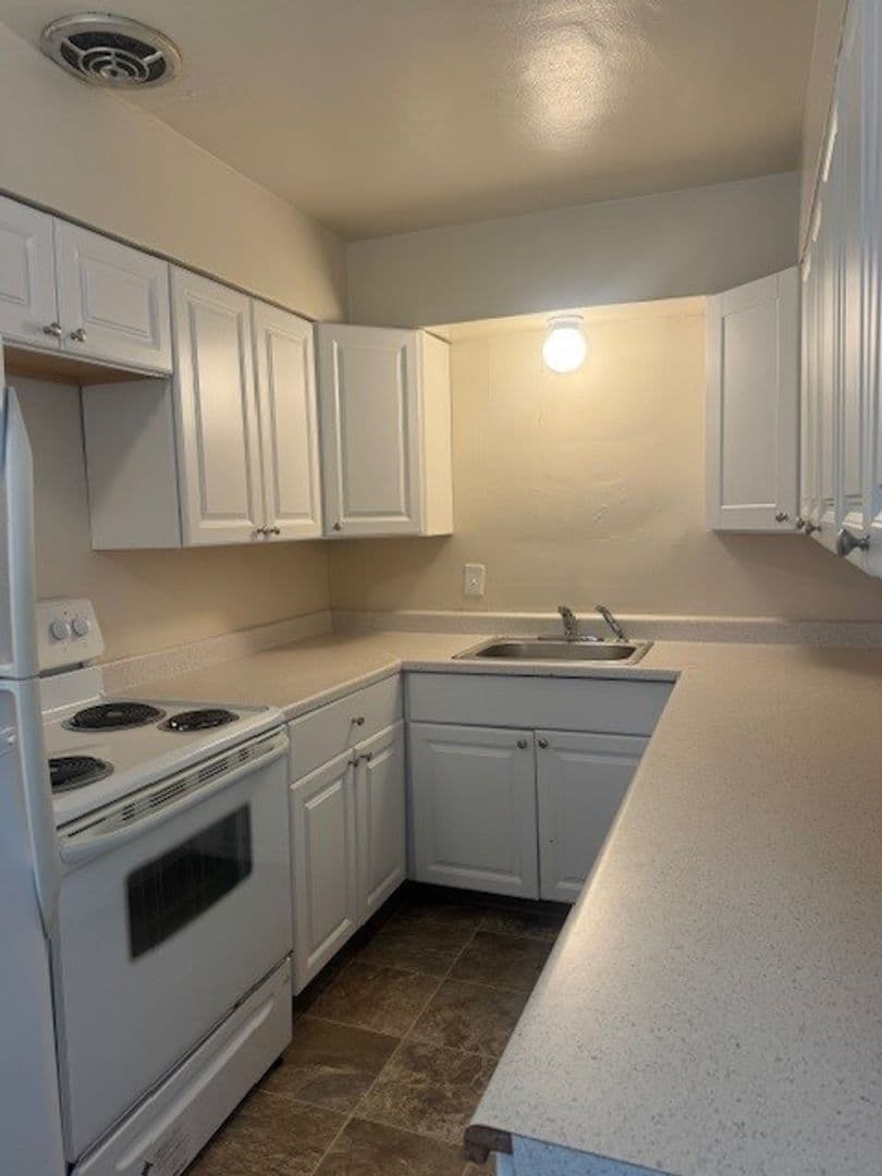 Salem Apartment: 1061 Edgewater St NW