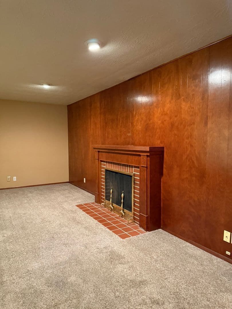 Salem House: 4649 39th Ave NE
