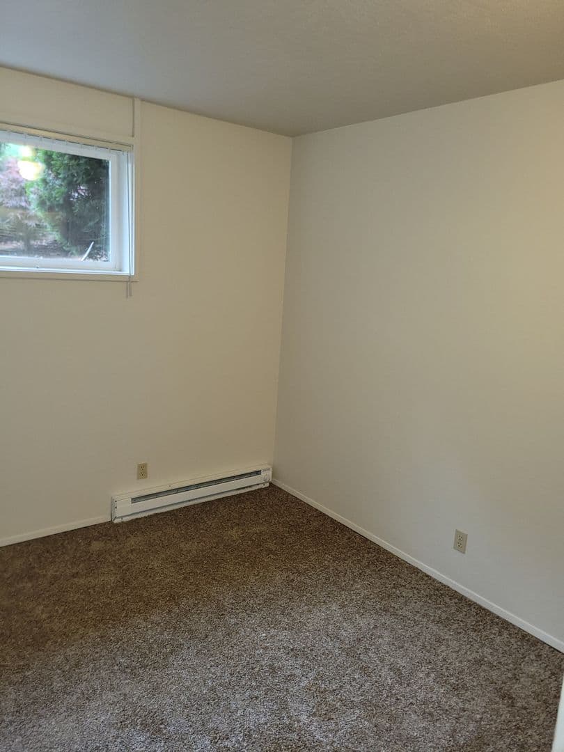 Salem Apartment: 355 Harney Street S