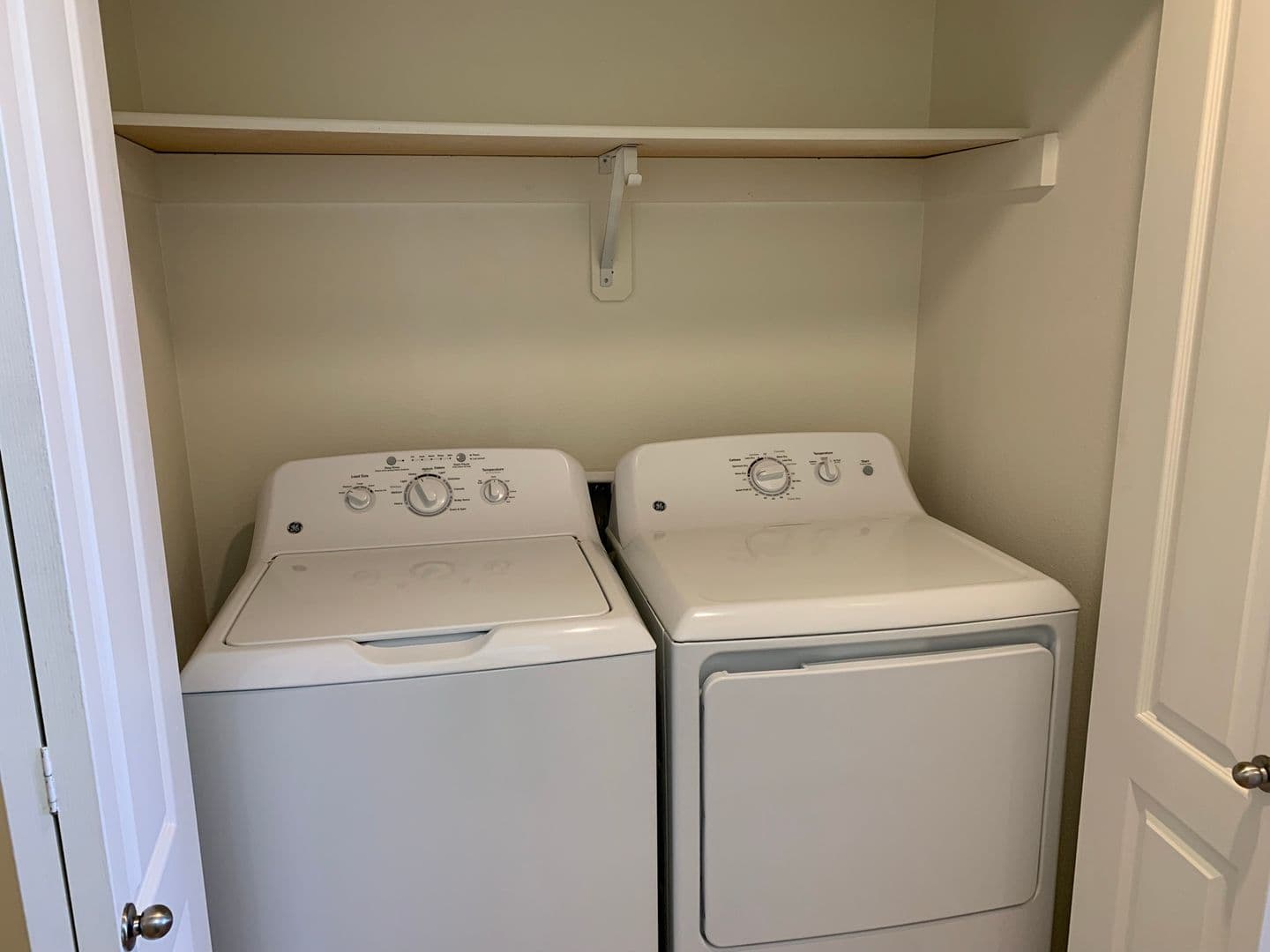 Sutherlin Apartment: 233 NW Sherman St