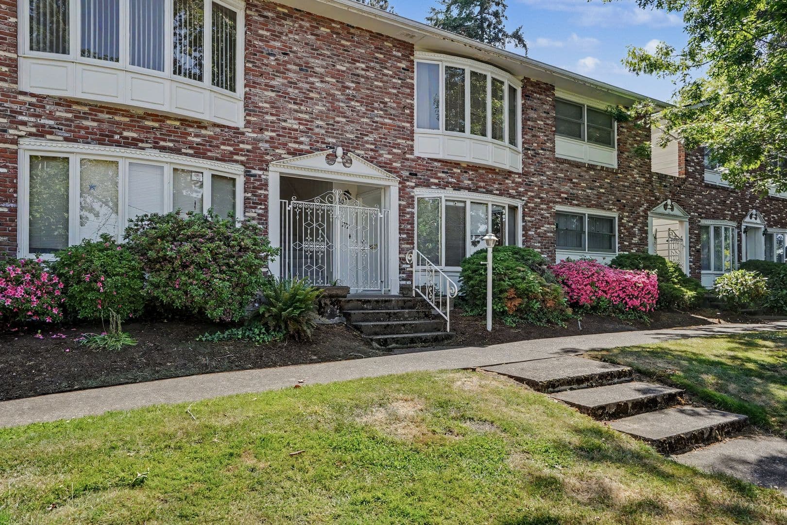 Salem Apartment: 260 Wilson St S
