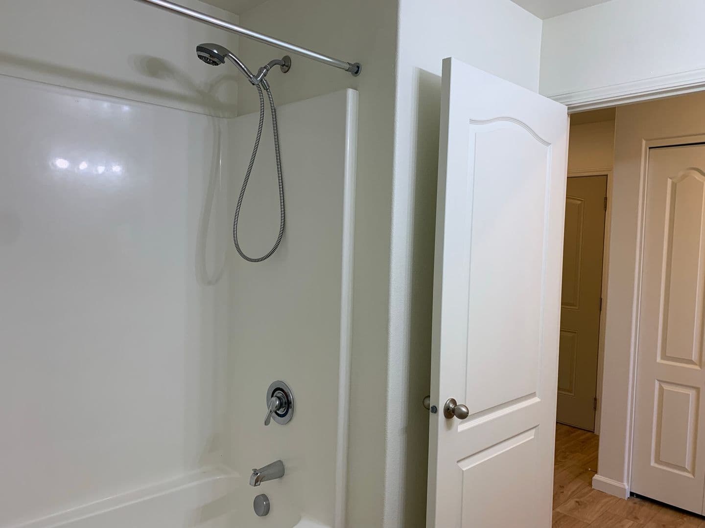 Sutherlin Apartment: 233 NW Sherman St