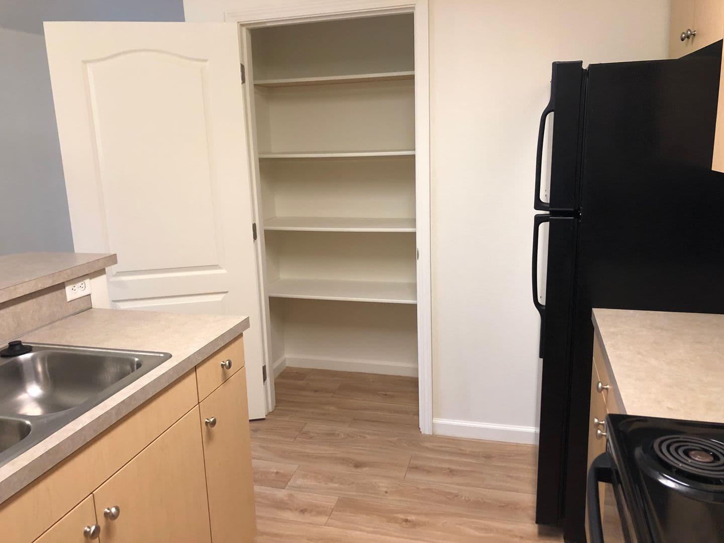 Sutherlin Apartment: 233 NW Sherman St
