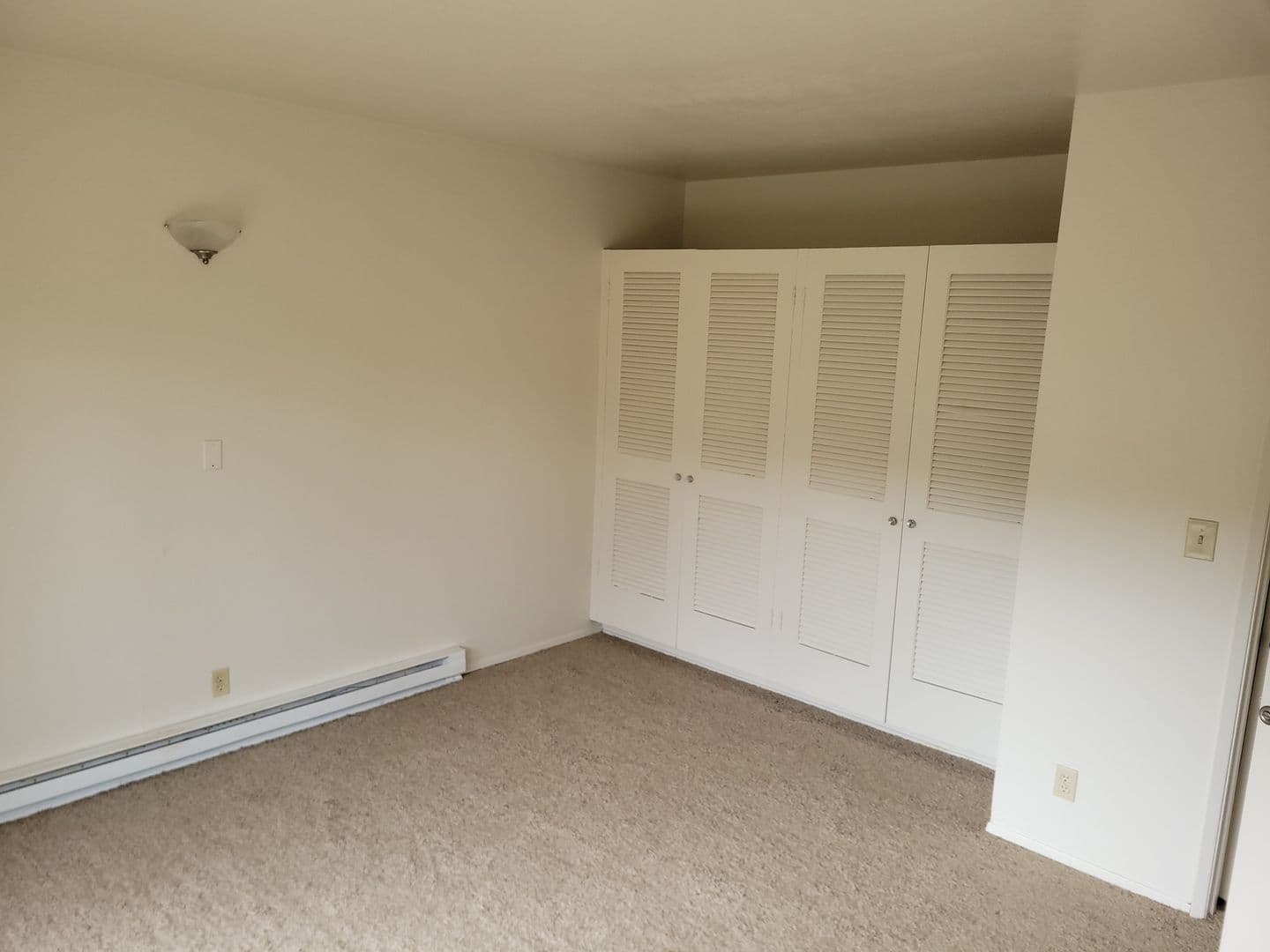 Salem Apartment: 355 Harney Street S
