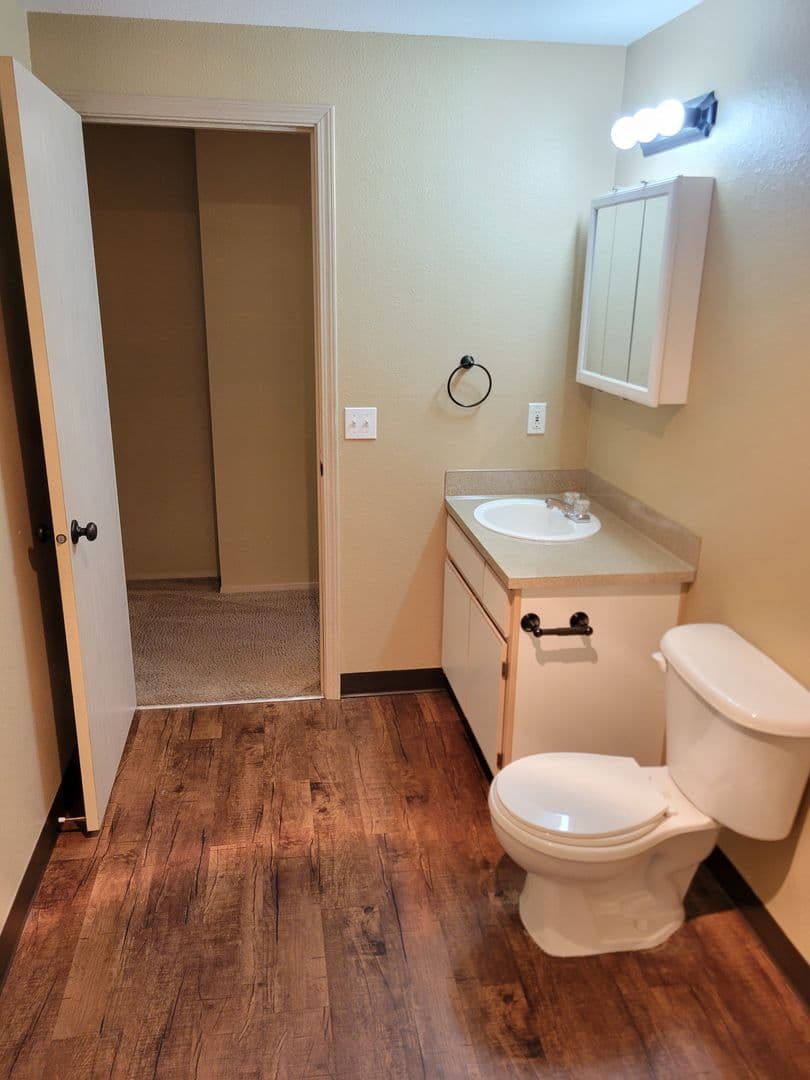 Salem Apartment: 435 Vista Ave SE
