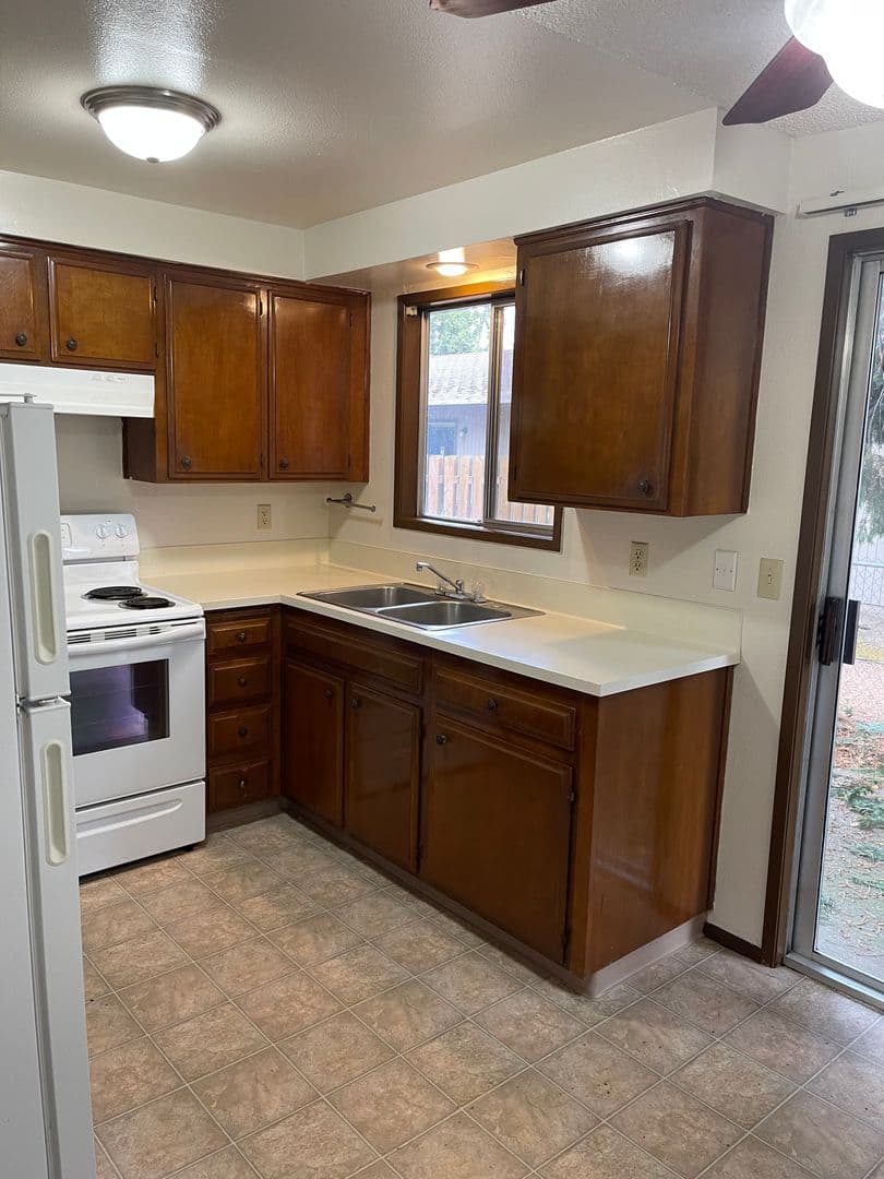 Keizer Apartment: 687 Bever Drive NE