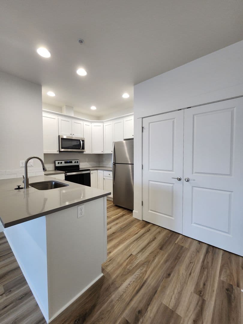 Keizer Apartment: 1065 Clearview Ave NE