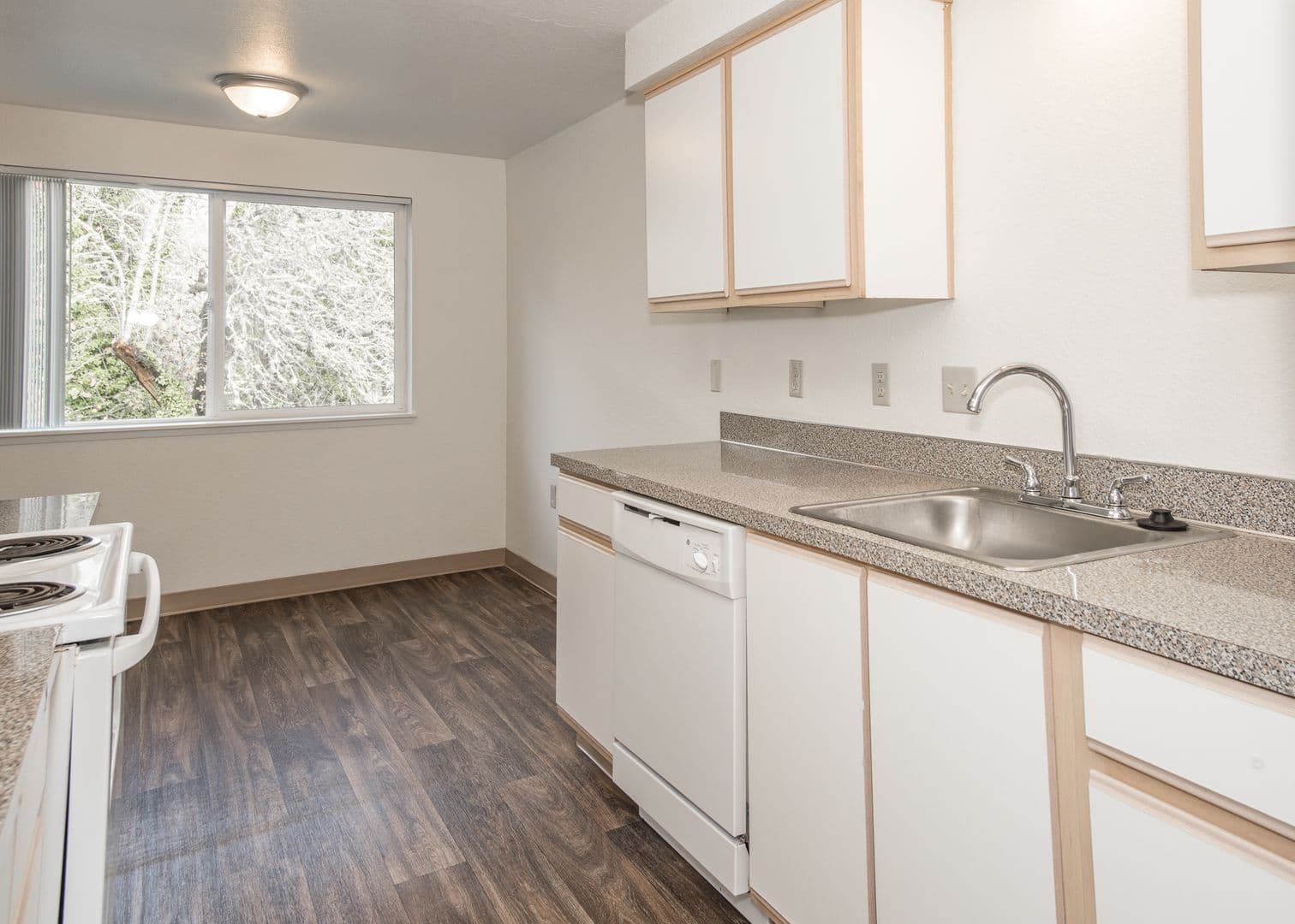 Sheridan Apartment: 937 SE Sheridan Road