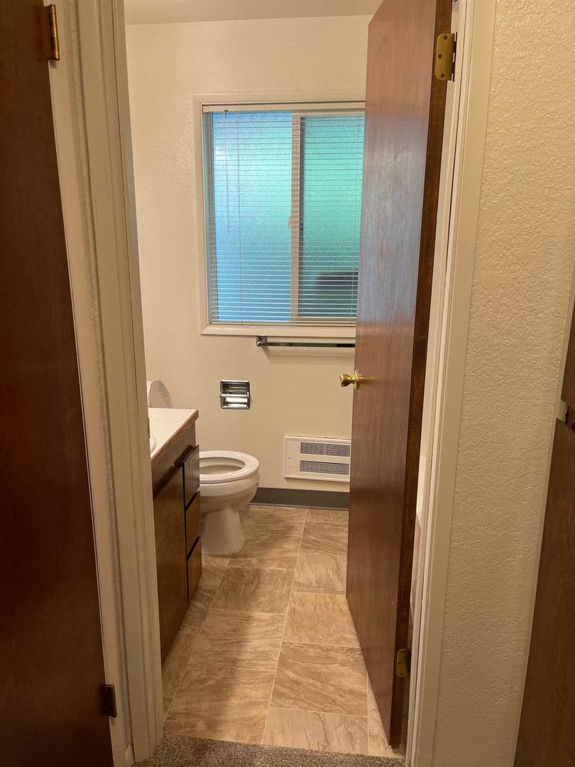 Salem Apartment: 396 Waldo Avenue SE