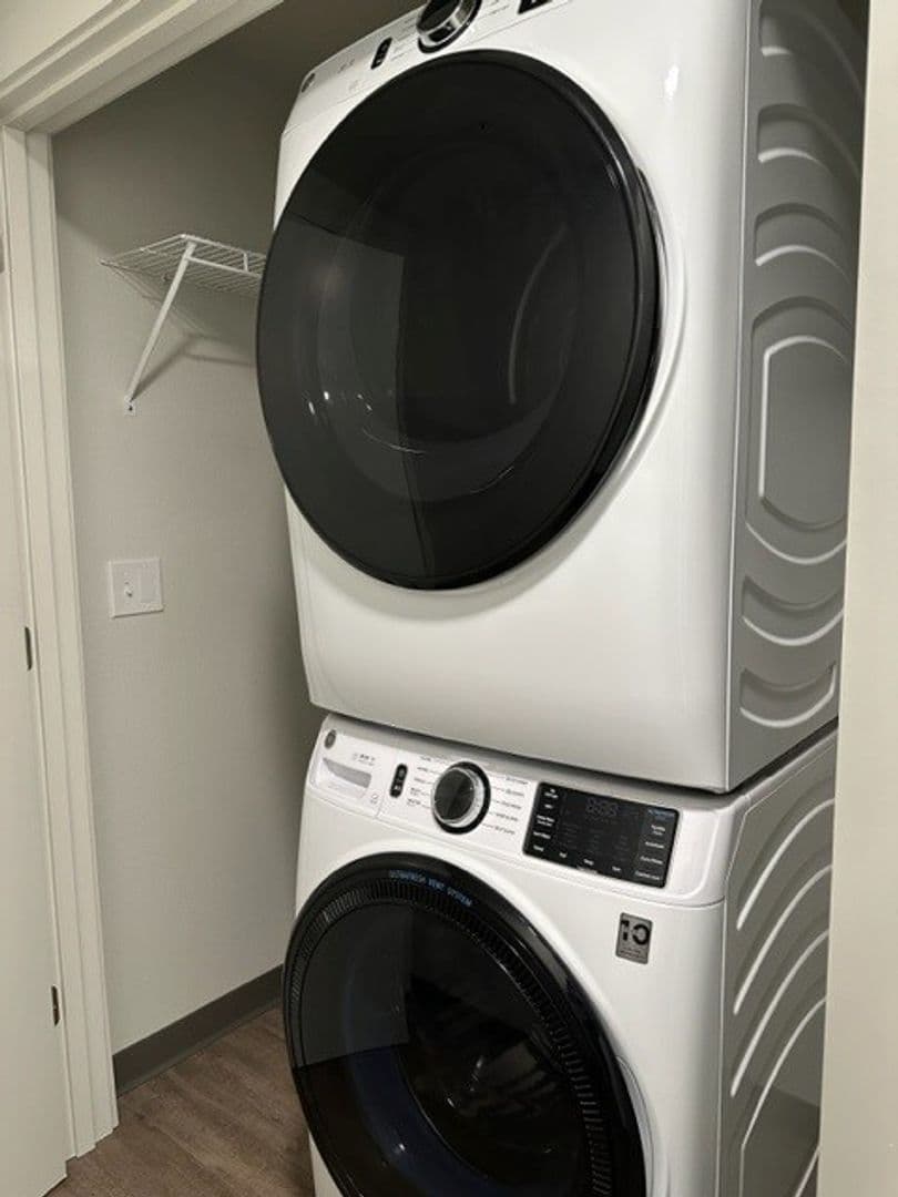 Salem Apartment: 990 Broadway St NE