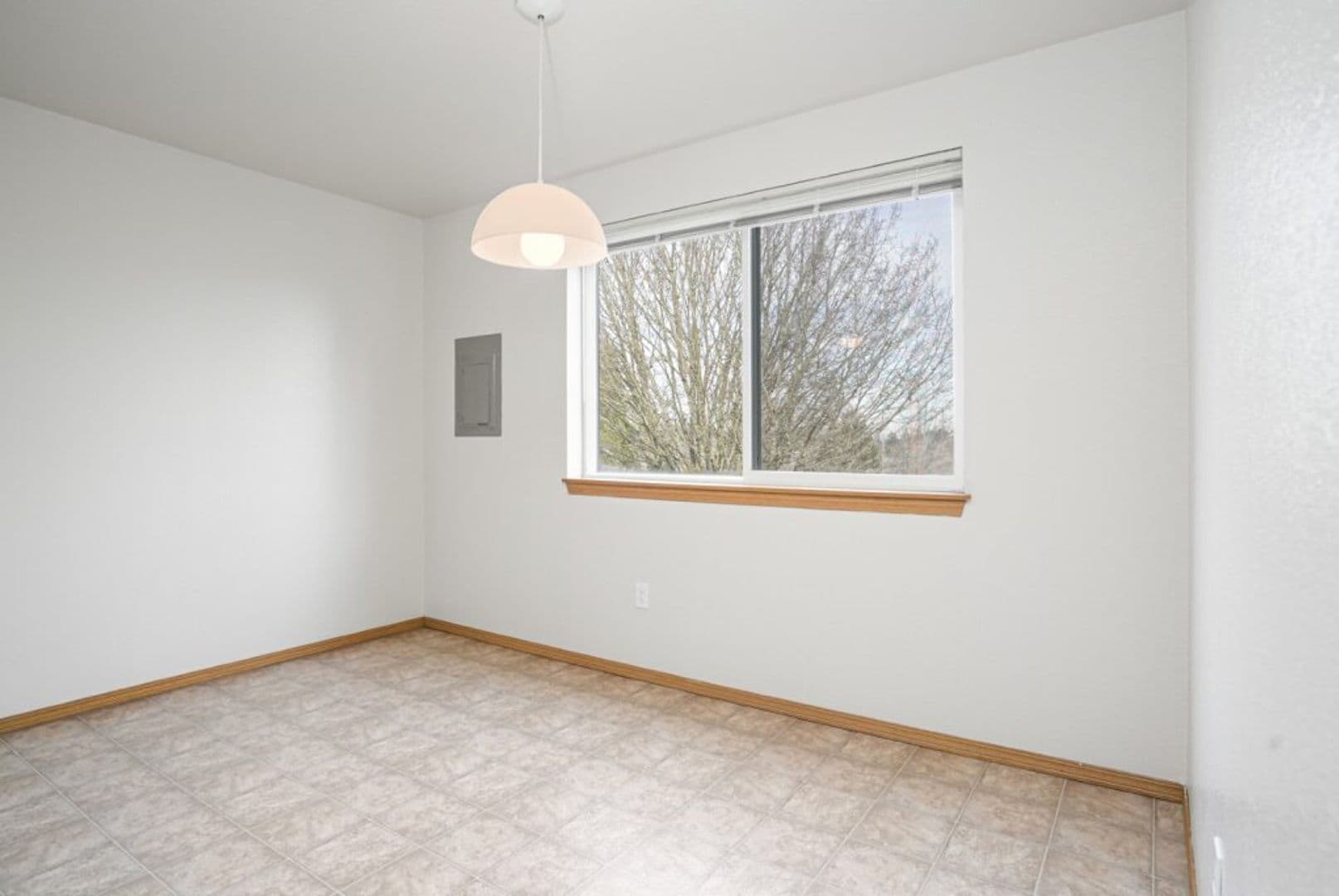 Salem Apartment: 2108 Red Oak Dr S